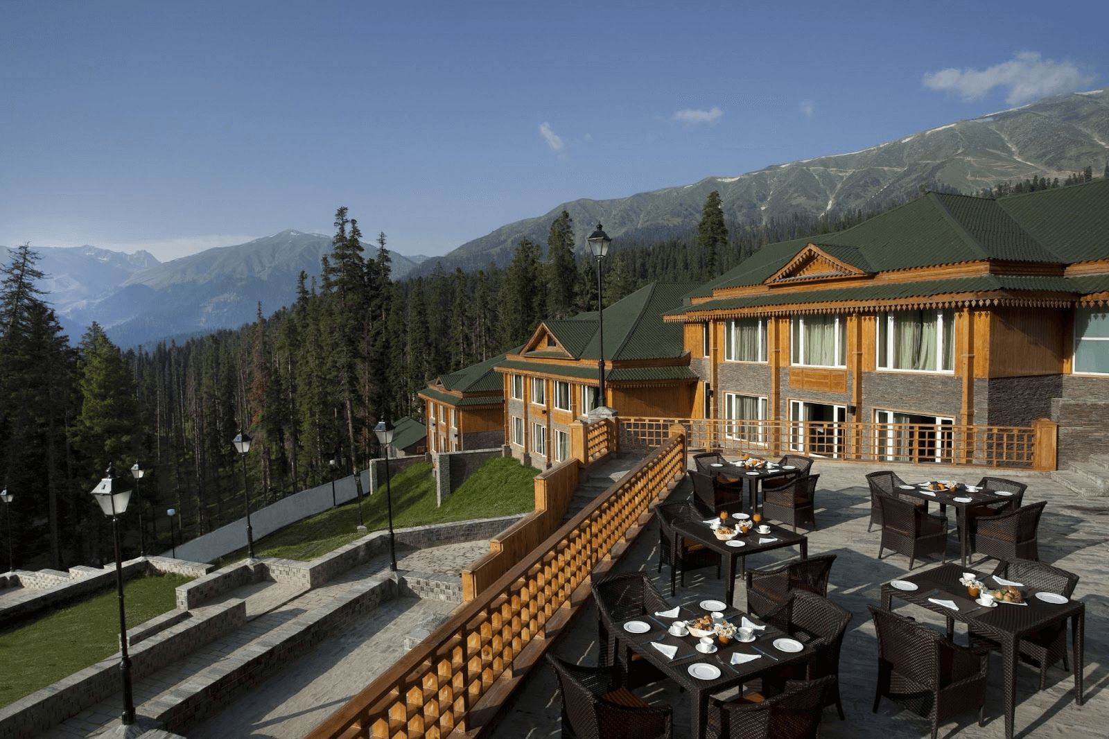 Gulmarg in Summer: Embracing the Warmth and Natural Beauty – khyberhotels